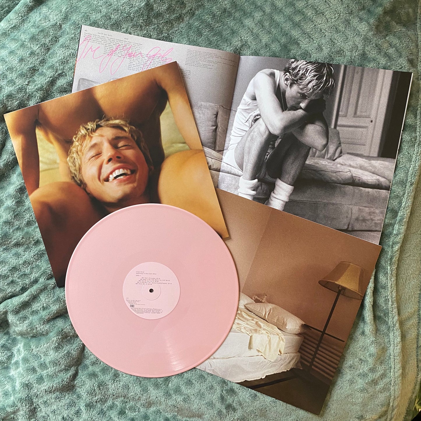 Troye Sivan - Something To Give Each Other (Exclusive Deluxe Gatefold LP) (Vinilo Rosado)